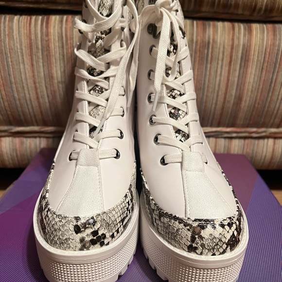 Vivianly New in Box Lace up Chunky Ankle Boots with Python Print Size 10 - Picture 3 of 5